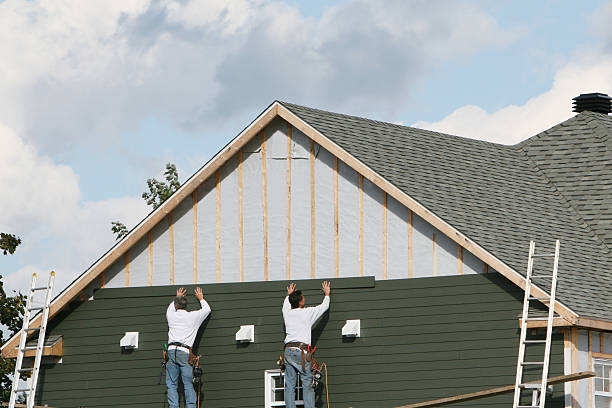 Professional Siding technician working in Farmdale, OH